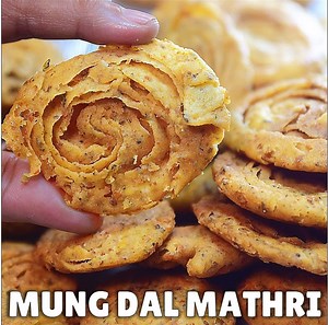 TEA-TIME SNACK : Mung Dal ki Homemade Crispy & Crunchy Mathri recipe. Basic ingredients ke saath. | Papa Mummy Kitchen