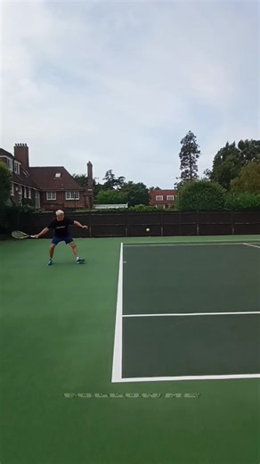 It's not easy for an amateur player to split step every time like the pros. But, if you can add this move to your groundstroke preparation you will be in a better position to move to the ball and will definitely improve your consistency. # #onemoreball #tenniscoaching #tennisplayer #tennistechnique #tennislover #tenis #tennistraining #tennis #tennismatch #tennislife | Tennis