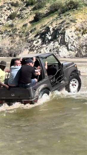 Little Suzuki Samurai river crossing 🤯 #4x4 #offroad #rivercrossing