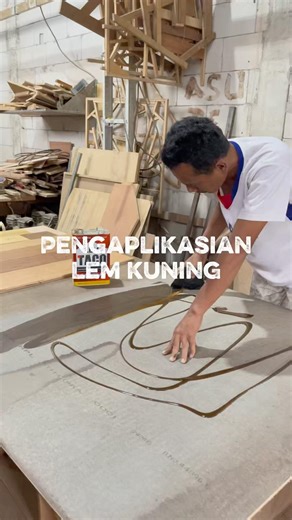 Proses pelaburan lem kuning pada HPL sebelum masuk tahap penempelan. #boxspeaker #woodworking