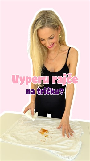 Jak vyprat flek od rajčete na bílém triku? Skvrna od rajčete patří mezi časté a nepříjemné fleky, hlavně na bílém oblečení. Pokud ji hodíš rovnou do pračky bez ošetření, může se zafixovat a zůstat viditelná. Postup, jak odstranit flek od rajčete z bílého trika: 1️⃣ Nastříkej na skvrnu Odflekovač a nech krátce působit. 2️⃣ Vlož triko do pračky. 3️⃣ Přidej k běžnému pracímu prostředku také Prádlobělič na bílé prádlo. 4️⃣ Per podle štítku (obvykle 40 °C). Výsledek? Bílé triko se důkladně vypere a p