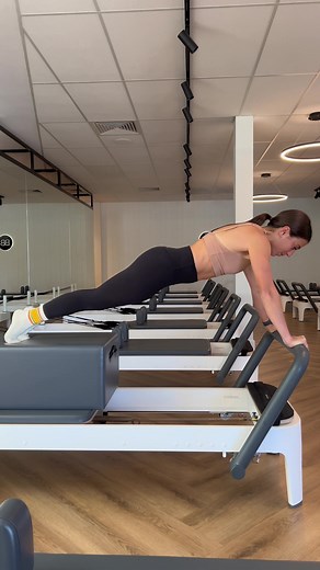 progresive plank flow on the long box 📈 . #pilates #pilatesinstructor #pilatesreformer #reformer #reformerpilates #reformerpilatesinstructor #reformerflow #reformerclass #reformerexercises #reformerpilatesexercises #pilatesexercises #pilatesvideo #pilatesinspiration #pilatesinspo #pilatesinspodaily #pilatesfit #pilateslife #pilateslove #pilateslovers
