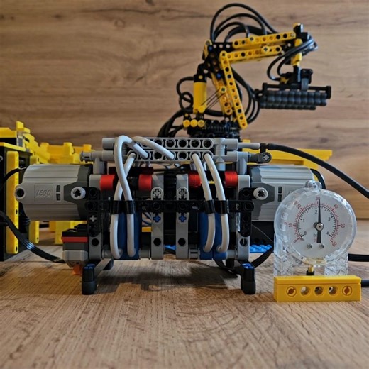 LEGO GBC pneumatic robotic arm module, original by @Quanix , reverse engineering by @bku123