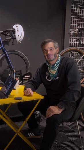 Les avantages du titane : l’anodisation ! L’anodisation sur un vélo en titane permet de créer des finitions colorées sans peinture ni vernis. Ce traitement électrolytique transforme la surface du métal au lieu de la recouvrir. Le titane conserve alors sa pureté, son toucher brut et sa résistance naturelle à la corrosion. Chaque nuance dépend de l’épaisseur de l’oxyde créée, ce qui rend chaque pièce unique et non reproductible comme un simple coloris industriel. Le résultat est léger, durable, or