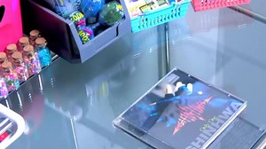 Realmente el CD no trae stickers sino que los fans de esa época los...