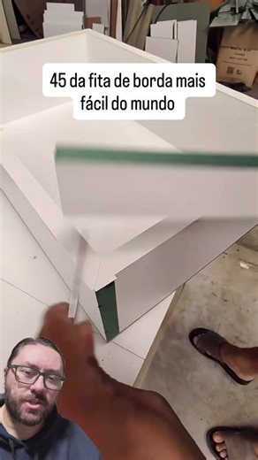 Lucas Pires on Instagram: "Conhecia essa dica para fazer o acabamento dos cantos da fita de borda? Uma lâmina, uma pancadinha e tá tudo resolvido! Me conta aí como tu faz na tua marcenaria?! #ferramenta #ferramentas #façavocêmesmo #facavocemesmo #fvm #diy #oficina #reforma #artesanato #dicas #consertos #gabarito #jig #marcenaria #carpintaria #eletrica #hidraulica #gambiarra #tecnologia #automotivo #carro . . . . . . . . . . 📌 Créditos ao criador original: @Hy_interiors 🇧🇷 Remix feito com recu