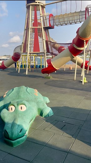 By Samirah FADIGA | Créatrice de Contenus on Instagram: "L’espace Coca-Cola, c’est le bon compromis : un espace de jeux pour les enfants et, juste à côté, un coin repas calme, discret et intimiste pour les parents. Parfait pour prendre l’air, souffler un peu et se faire plaisir sans se ruiner, avec une carte vraiment accessible. 💶 Espace de jeux a partir de 3500 / enfants 📱07920474 🕰️ 07H00 a 20H #anospapilles #abidjanestdoux #cotedivoire🇨🇮"