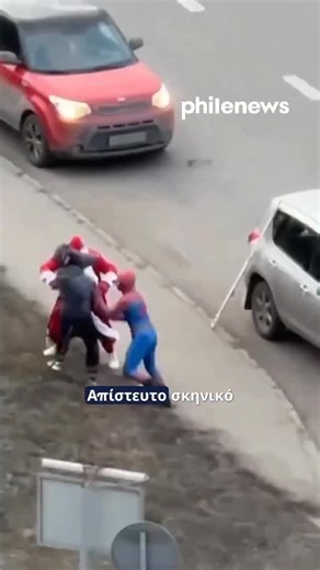 Philenews - Phileleftheros on Instagram: "💢Άγιος Βασίλης VS Spiderman & Μίκι Μάους Γροθιές ανάμεσα σε Άγιο Βασίλη, Spiderman και Μίκι Μάους κάνουν τον γύρο των social media και γίνονται viral. Στο βίντεο, τρεις άνδρες με στολές παιδικών ηρώων, αντί για χαμόγελα στα παιδιά, μοίραζαν αγωνία και σκηνές βίας. Ο Άγιος Βασίλης κλωτσά, ρίχνει μπουνιές και επιτίθεται ακόμη και με κοντάρι. Ούτε κατά διάνοια δεν πλησίασε στο χριστουγεννιάτικο πνεύμα."