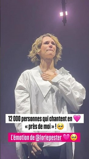 L’émotion de ‪@LoriePester‬ à Lyon : 12 000 personnes chantent « Près de moi » en choeur🤍