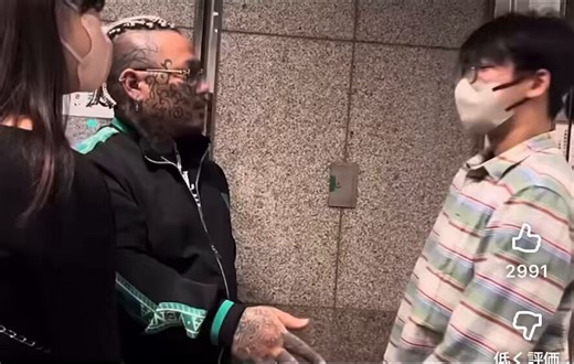 En #Japon las mujeres acosadas pueden llamar al Sr. Tyson de Tokorozawa. Este les da unos correctivos y lo invita a dejar el acoso. Algo así como los #Desokupa de España pero más personal.