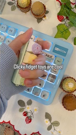 Clicky clicker or creamy keyboard? #keyboard #fidget #mechanicalkeyboard #keyboardasmr #clicker