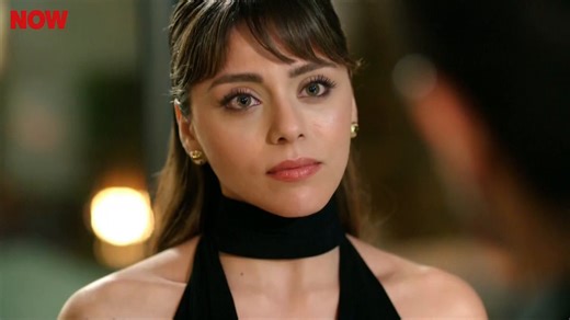 elif intikam elbisesini giymis acayip seksi olmusken dogru durust konusmuyo inan desen sacma sapan gulmekten baska bisi yapmamis.elif kupesini alirken kolundan tuttugu gibi herifin kizi opmesi gerekiyordu hakkini yemissiniz sahnenin aq #DoktorBaşkaHayatta