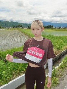 志村美希| MIKI SHIMURA on Instagram: ". レース前も最中も捻挫しまくりな日だった😌✊🏻 思わずサングラス外すくらい、絵みたいに綺麗な田園風景👩🏼‍🌾 快晴なのにたまに吹く風が冷たいから とってもきもちかった~😌 のどかな癒される大会でした☺️🫶🏻 #信州安曇野ハーフマラソン"