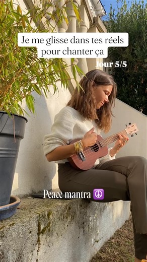 Marie-Laure | Prof de yoga et joueuse de ukulélé 🎶 on Instagram: "Ok j’avoue tout 😳 Cette vidéo date d’il y a deux ans 😇🙏🏼 c’est la première version de ce mantra que j’ai chanté et c’est celle que je transmets en ce moment dans mon stage ukulélé et mantra 🤗 Pour le programme en ligne que je prépare, j’ai envie de changer de version mais de conserver ce mantra 🙂‍↕️ C’est pour ça que depuis 5 jours j’ai posté différentes manières de le chanter et de le jouer 🎶 Je n’ai pas encore décidé leq