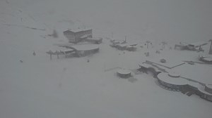 6.9K views · 213 reactions | Es bleibt winterlich: Auch heute schneit es wieder in hohen Lagen, wie hier am Kitzsteinhorn im Salzburger Land! Am Samstag, 3.10., startet hier die neue Skisaison (frei von Reisewarnungen). ⛷❄️  Aktuelle Schneehöhe: https://www.skigebiete-test.de/skigebiet/kitzsteinhorn-kaprun.html | SnowOnline | Facebook