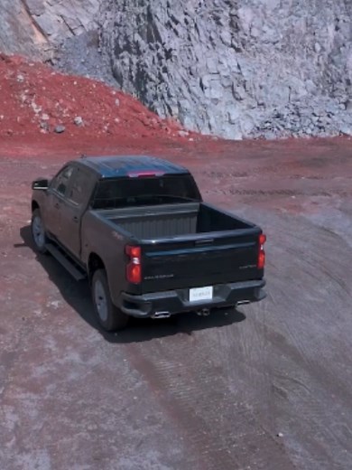 Más que una pick-up, es tu mejor herramienta. 😎👊 Silverado 4x4: nada te detiene, nada la vence. #Chevrolet #durantrabajandoduro #silverado