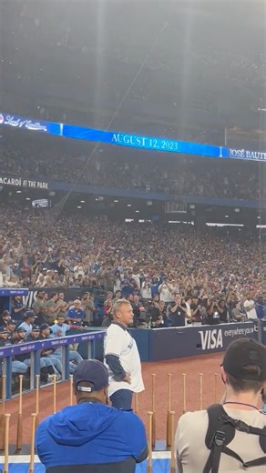 John Gibbons gets a standing O from the Toronto Blue Jays faithful. 👏 | theScore