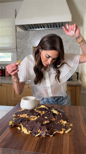 @kalejunkie CHOCOLATE TOFFEE CHIP BARK, because a little indulgence never hurt anyone 😏 and the flavor combo here is the best—salty chips, crunchy toffee, and chocolate on top, broken up into pieces to enjoy all week long. Store in the fridge. IB: @melissas_healthykitchen pretzel bark ❤️⁣ ⁣ Be sure to SAVE this post and FOLLOW @kalejunkie for more!⁣ ⁣ Toffee⁣ 2 sticks butter, room temperature⁣ 1 cup granulated sugar⁣ 1/2 tsp salt (very important!)⁣ ⁣ 4 cups potato chips⁣ 1 1/2 cups chocolate ch