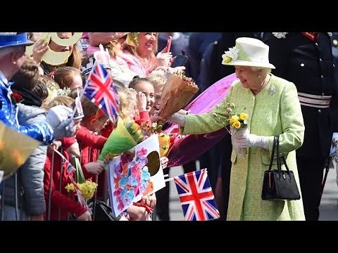 Live: Queen Elizabeth II's 90th birthday walkabout | ITV News