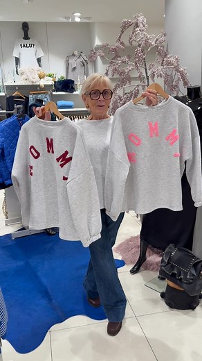 2.6K views · 23 reactions | “De vraag naar de ‘Mommy!’ sweater is crazy!♥️殺hij is ook echt té leuk om cadeau te doen deze kerst!” €39,99 One size (heerlijk zacht fleeske vanbinnen) NU ook beschikbaar in onze webshop! Biade fashion store - Nederstraat 31, 9700 Oudenaarde. | Biade fashion | Facebook