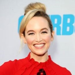 Kelley Jakles Dating, Freund, Wiki-Bio, Alter, Größe, Vermögen, Gehalt, Pitch Perfect, Persönliches Leben, Fakten - Biografie