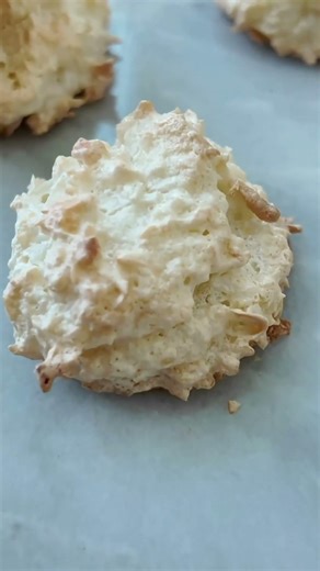 Lofty, Floofy, Sweet, & Chewy Coconut Macaroons #glutenfreecookies