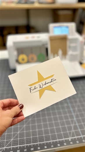 Bereit für deine ersten Weihnachtskarten? Falls du, wie ich, deine eigenen Karten im Brother CanvasWorkspace designen und mit deinem Brother Schneideplotter umsetzen möchtest, dann verpasse nicht meinen Instagram Livestream am 10. November am 20:00 Uhr! Hier werden wir diese 3 Karten komplett selbst gestalten - du lernst also einiges im Programm, während du dich in aller Ruhe um deine ganz individuelle Weihnachtspost kümmerst! Wie du dich vorbereiten kannst: - Cardstock: Kartonpapier und Weiß, B