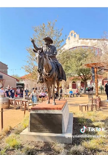 Los Fort Worth Stockyards son un distrito histórico nacional en Texas que preserva el patrimonio del viejo oeste 🇺🇸estadounidense, famoso por haber sido un punto clave en la ruta del ganado 🐄Chisholm Trail. Hoy, el área ofrece un ambiente rústico con calles de ladrillo, donde destacan las arreadas de ganado (cattle drives) dos veces al día, rodeos, restaurantes y tiendas, atrayendo🐎 a turistas que buscan revivir la cultura vaquera.#Texas #usa #fortworthstockyards