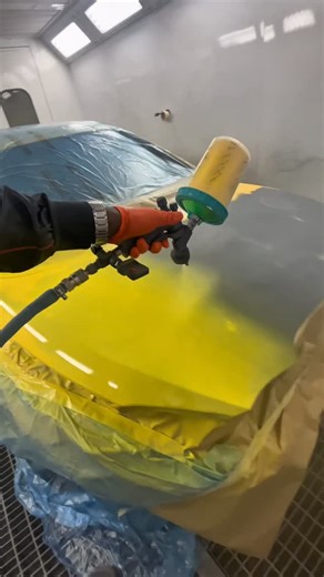 Paulo Semedo on Instagram: "Cas réel à l’atelier. Mauvais choix d’apprêt sur une voiture jaune = mauvaise couvrance, plus de peinture consommée et perte de temps. En carrosserie, bien choisir son apprêt est une étape clé pour un travail propre et efficace. Et toi, quel apprêt tu aurais utilisé ? #painting #peintre #paint #carrosserie #peintureautomobile #apprêt #carpainter #autobody #paintjob #ateliercarrosserie #conseilpeintre #preparationpeinture #basejaune #proworkflow #carrosseriefrance #ree