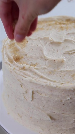 While this might look like a vanilla cake, don’t be fooled!! This brown butter cake is studded with delicious caramelize milk solids that give it the most incredible flavor! The recipe is linked in my bio or you can google chelsweets brown butter cake 😋 #brownbutter #cake