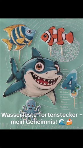 Hast du dich auch schon mal gefragt, wie man verhindert, dass Waffelbilder auf der Creme aufweichen? Hier ist die Lösung: Wasserdichte Topper! ✨ So habe ich es gemacht: 1️⃣ Die bunten Motive wurden mit Lebensmittelfarbe auf Waffelpapier gedruckt. 2️⃣ Die Rückseite habe ich mit einer Schicht Fondant verstärkt. Dieser „Schutzschild“ bewahrt das Bild vor der Feuchtigkeit der Creme. So bleiben Hai, Fische und die „4“ perfekt glatt und farbenfroh! 🦈🐠 Wie gefällt euch dieses Unterwasser-Set? Schreib