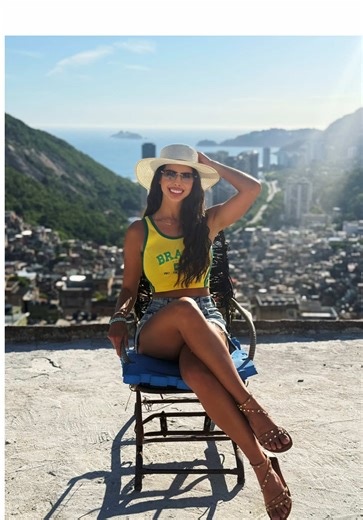 Starting my 2026 runway season in a place like no other 😉 haha … Rocinha, the largest favela in Latin America. ❣️🇧🇷 What a view. What an experience. Truly unforgettable. 🫶🏻🫶🏻 Rio, showing both of its sides …. I love this city and I never get tired of it. Thank you @mcpilotooficial for the experience. #fashionshow #brazil #faveladarocinha #riodejaneiro #modellife