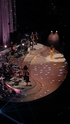 Olivia Dean & banana shaker - Ladies Room (Live @ Ziggo Dome Amsterdam)