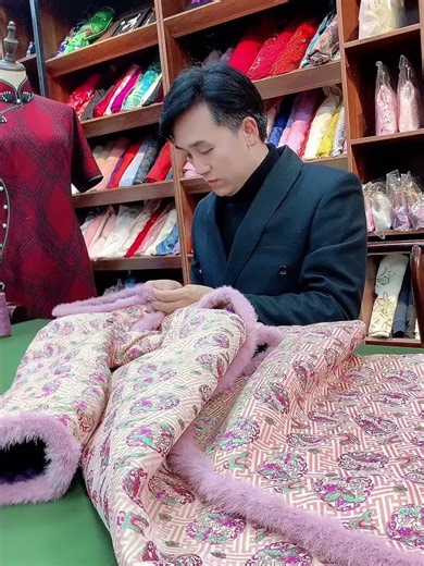 The daily process of cutting and sewing Song brocade robes by a cheongsam