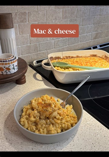 Mac & cheese 🧀 Ingrédients - 450 g macaroni - 2 c. à soupe beurre - 1/2 c. à thé poudre d’ail - 1/2 c. à thé paprika fumé piquant - 1 c. à thé base de bouillon de poulet - 1 tasse lait - 1 tasse crème - 1/4 à 1/2 tasse d’eau de pâtes - 450 g cheddar râpé (mélange cheddar fort et cheddar orange) 1/4 tasse parmesan râpé - Sel et poivre au goût Étapes 1. Cuire les macaroni dans de l’eau salée 1 minute de moins que le temps indiqué sur le paquet pour qu’ils restent al dente. Avant d’égoutter, réser