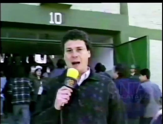 En la sección "Retro Fútbol": aprecien este documento del programa el "Polideportivo" de Canal 12, en el que nos muestra lo que fue la previa y luego el análisis del encuentro de Uruguay vs Bolivia por las eliminatorias para el Mundial de Italia 1990. A esta fecha los bolivianos venían a Montevideo con 6 puntos, Uruguay tenía 2 y Perú ya eliminado con 0 punto, por lo tanto Bolivia con tan solo empatar ya se clasificaba. Ficha del partido: Uruguay 2 - Bolivia 0 Fecha: 17 de setiembre de 1989 Moti