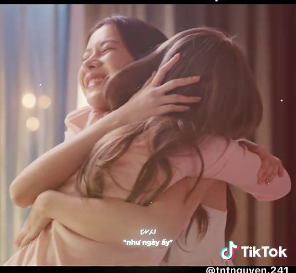 Khoảnh khắc nắm tay ngọt ngào trong Love Design