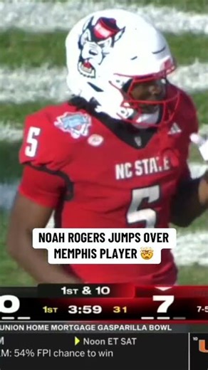 NC State Player JUMPS OVER Memphis Player 😱