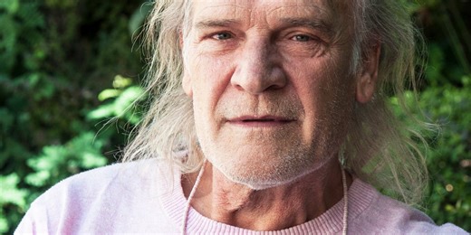 El actor Lluís Homar, sobre su visión de la vida a los 68 años: "Una vez nacemos no morimos. El cuerpo se transforma, pero el alma permanece"