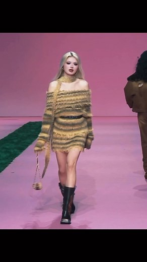 Alibae on Instagram: "Modeling…浪"