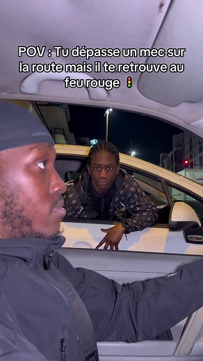 Regard à la Scarface : Un moment amusant au feu rouge