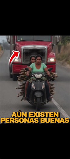 🚛❤️ ¡UN GIGANTE DE LA CARRETERA CON UN CORAZÓN ENORME! 👏🇬🇹 En medio del tráfico y la prisa diaria, un trailero protagonizó una escena que hoy le está dando la vuelta a las redes sociales. 😱🙌 Dos mujeres viajaban sobre una motocicleta cargando una enorme cantidad de leña, avanzando lentamente y exponiéndose al peligro en plena carretera. Fue entonces cuando el conductor del tráiler tomó una decisión que sorprendió a todos: en lugar de intimidarlas o rebasarlas bruscamente, redujo la velocid
