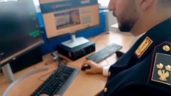 Arresti e indagati per pedopornografia in Italia, polizia scopre Wikipedo e KidFlix: orrore nel dark web
