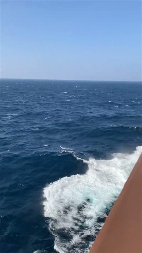 新日本海フェリーのけやき２８ノット=だいたい５０kmくらいで航行してる船のデッキは風強い。
