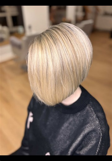 Balayage   asymmetrischen Bob Heute gab’s bei unserer Kundin eine Balayage der intensiven Sorte – Folie an Folie an Folie, um wirklich maximal viel Helligkeit aufzubauen und das Blond so klar wie möglich zu bekommen. ✨ Nach dem Färben haben wir einen asymmetrischen Bob geschnitten, kombiniert mit einem starken Undercut, damit die Form schön leicht, modern und absolut präzise fällt. Zum Abschluss gab’s einen kühlen Blondton mit Root Shadow, damit alles weich ineinander übergeht und der Look nicht