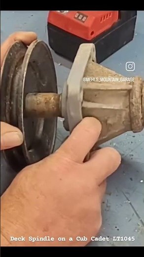 Deck Spindle On A Cub Cadet LT1045. #cubcadet #mower #lawnmower #deck #blades