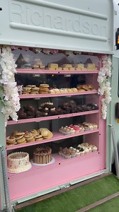 6.1K reactions · 317 comments | Apparently you guys are obsessed with me opening the cake & coffee trailer hatch… and honestly, same 療 #cake #cupcakes #coffeetrailer #coffee #horseboxconversion | CupCake’Creations | Facebook