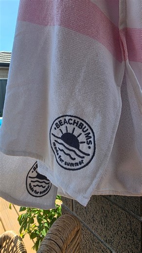 Sarah King • UGC • Education • Lifestyle on Instagram: "Telling your child to strip off when they get out of the water shivering...is what makes them sick, ear aches, you name it. The truth is, they need to sit in a towel for atleast 10-15 minutes to regulate their temperature naturally. Striping them then wrapping them in warm clothes is a shock to the system, from cold to hot will do more harm than good. Instead, pop on a hooded towel, and let them be, they'll stop shivering within minutes and