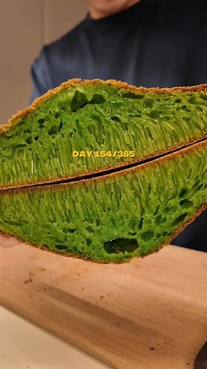 Tuan | 💼 9-5 life | 🍳 Cooking | 🏡 Everday Life on Instagram: "One of my favourite Vietnamese desserts... Bánh Bò Nướng aka Vietnamese Honeycomb Cake (no honey involved tho) A chewy, bouncy, slightly sweet cake with a mesmerising honeycomb texture inside. Made with pandan, coconut milk, and tapioca starch, this dessert is famous for its light pandan aroma, golden crust, and that iconic ‘pull-apart’ stretch when you break it open. Perfectly soft, lightly crisp on the edges, and totally addictiv