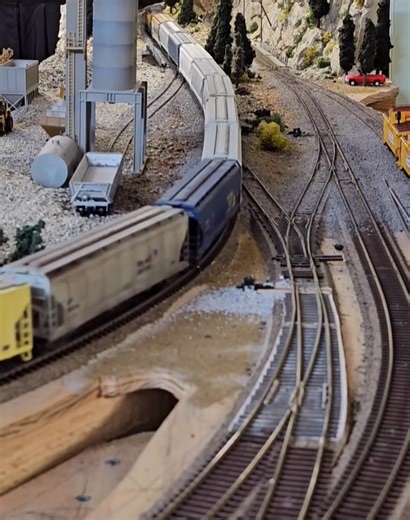 64K views · 2.3K reactions | Big UP Grainer 2x2x1 . #customtrains #custom #railway #hoscale #model #NS #maintenance #train #modelrailroad #mountains #trains #BNSF #UPRR #norfolksouthern #CSX #CPKC #railroad | Custom-Trains | Facebook